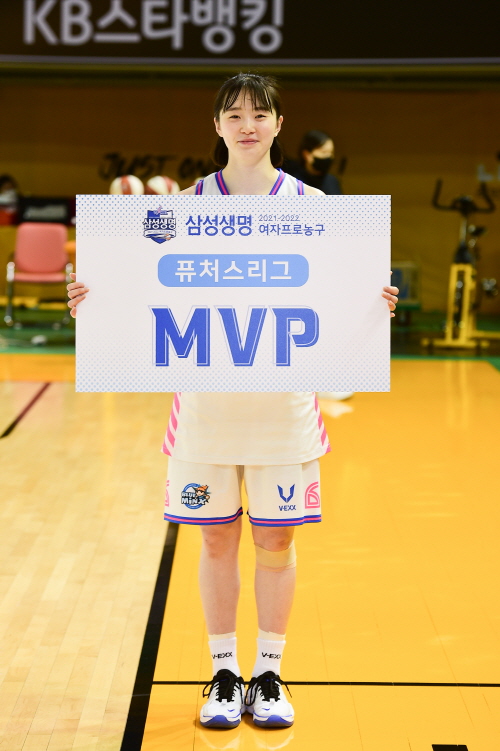 크기변환_첨부2. 2021-2022시즌 퓨처스리그 MVP 신이슬(삼성생명).jpg