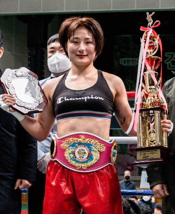 신보미레 WBO 아시아퍼시픽 슈퍼페더급 챔피언.jpg