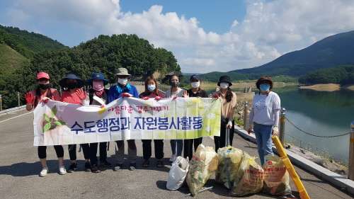 [크기변환]9. 경주시 맑은물사업본부 수도행정과 자원봉사단, 폭염 속에도 덕동댐 취수원 자연정화 활동 펼쳐 (1).jpg