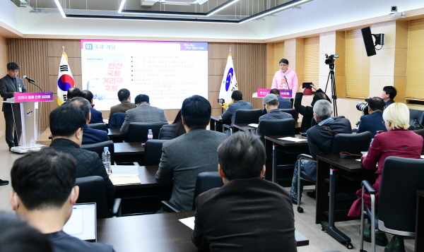 [크기변환]안산시 3월 정례 언론 브리핑 사진(이동표 문화체육관광국장).jpg