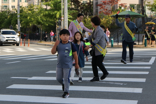 [크기변환]3.경북교육청, 배움터지킴이 증원‘학생 안전’에 최선02(지난 2019년 등굣길 배움터지킴이 교통지도).JPG