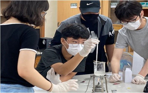 [크기변환]2.경북형 고교학점제 연구·선도학교 운영으로 학점제 궤도 안착02(지난해 군위고 과학 교과 활동).JPG