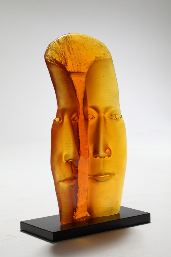 크기변환_이후창_ The Others Gaze 타자의 시선 II_ Cast glass_ 33×14×65cm_ 2012.jpg