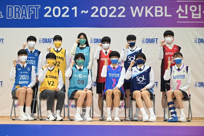 2021-2022+WKBL+신입선수선발회+선발+선수+단체+사진_copy_684x456.jpg