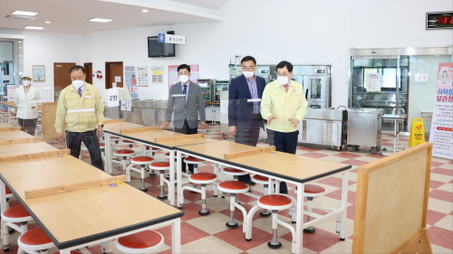 크기변환_1. 주낙영 경주시장과 서정원 경주교육지원청교육장이 지역 고등학교를 찾아 방역현장을 점검했다 (1).jpg
