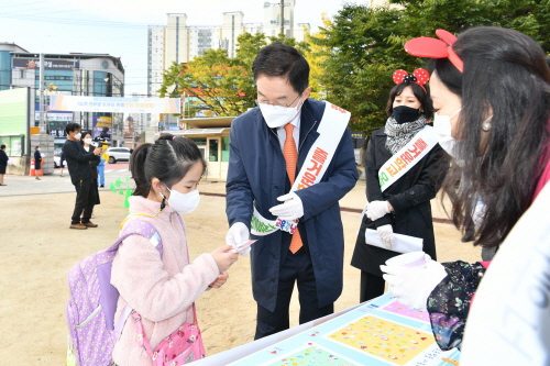 크기변환_1.안전한 학교에서 매일 모두 함께 공부해요!03(지난 15일 안동송현초 행복한 학교 만들기 캠페인).JPG