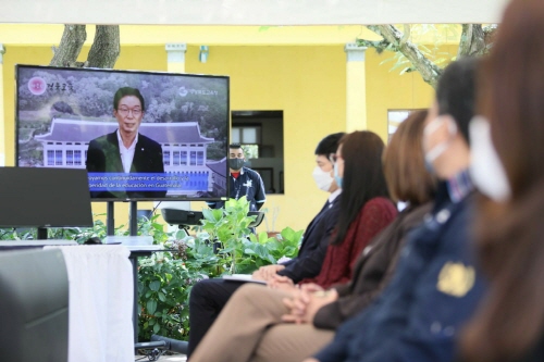 [크기변환]1.교류협력국(과테말라) 언택트 인프라지원(PC) 기증식01(주과테말라공화국대한민국대사관_20200929 과테말라 기증식).jpg