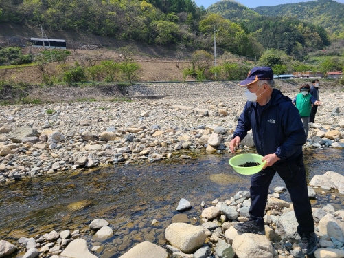 [크기변환]3. 경주시, 산내면 청정수역에 어린 다슬기 30만 마리 방류 (1).jpg