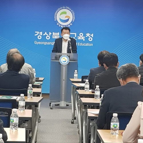 [크기변환]추가1.경북교육청‘4조 4,057억 원 2021년 본예산안’도의회 제출01(12일 경북교육청 브리핑룸에서 박종활 정책기획관이 2021년 본예산안에 대해 설명하고 있다.).jpg