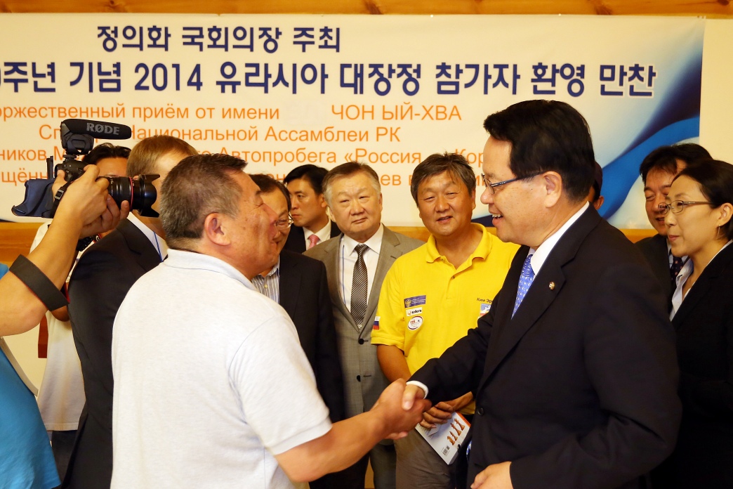 조 바실리 全러시아고려인연합회 회장과 대화나누는 정의화 의장.JPG